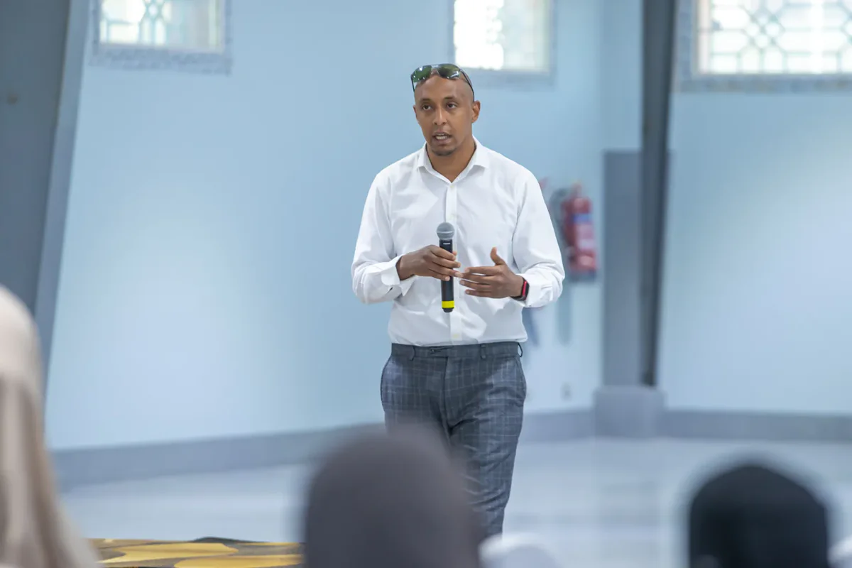 Samatar Elmi speaking to an audience during a facilitated session.